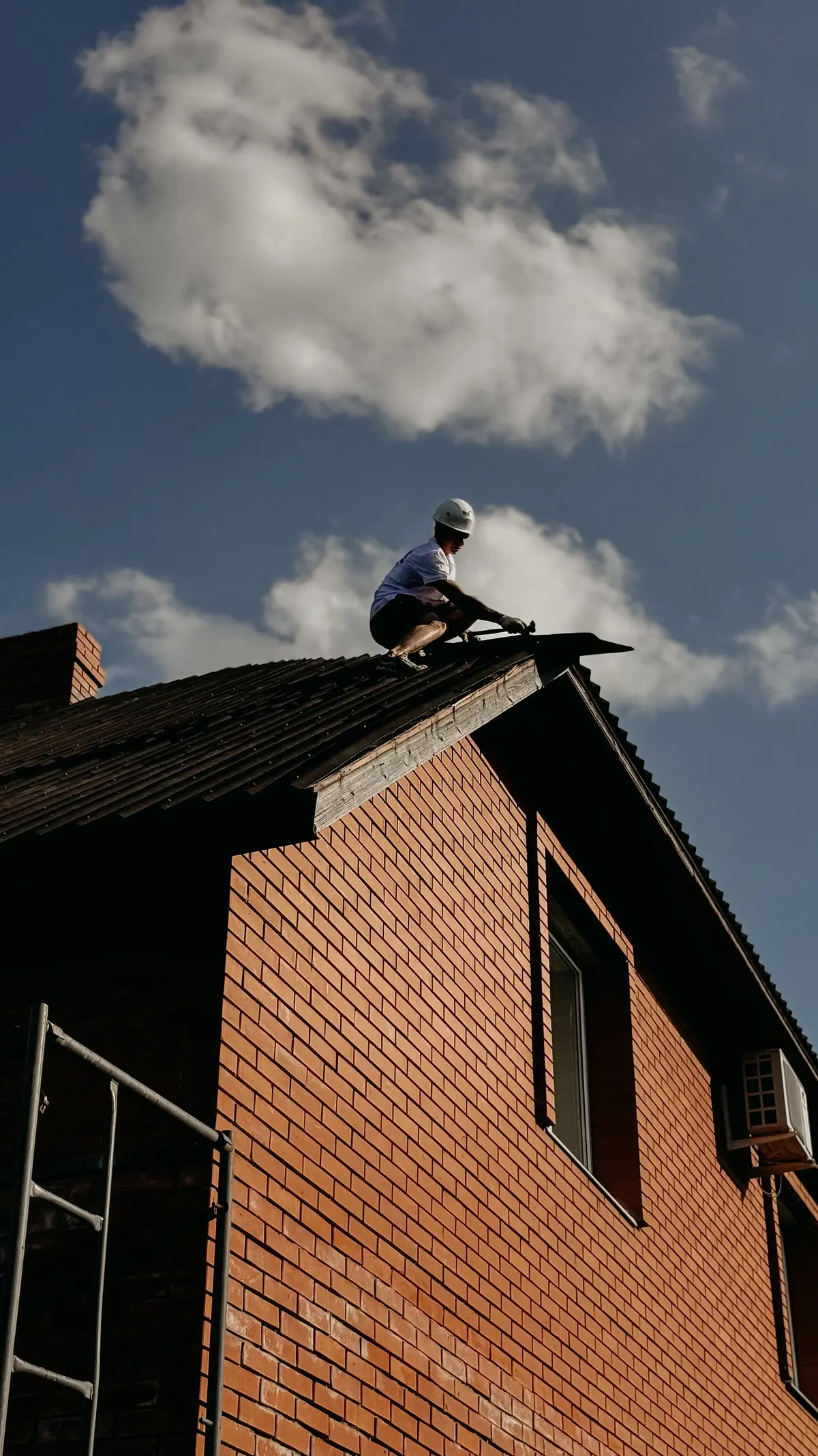 Tagdækker arbejder ved tagryg på villa i Roskilde